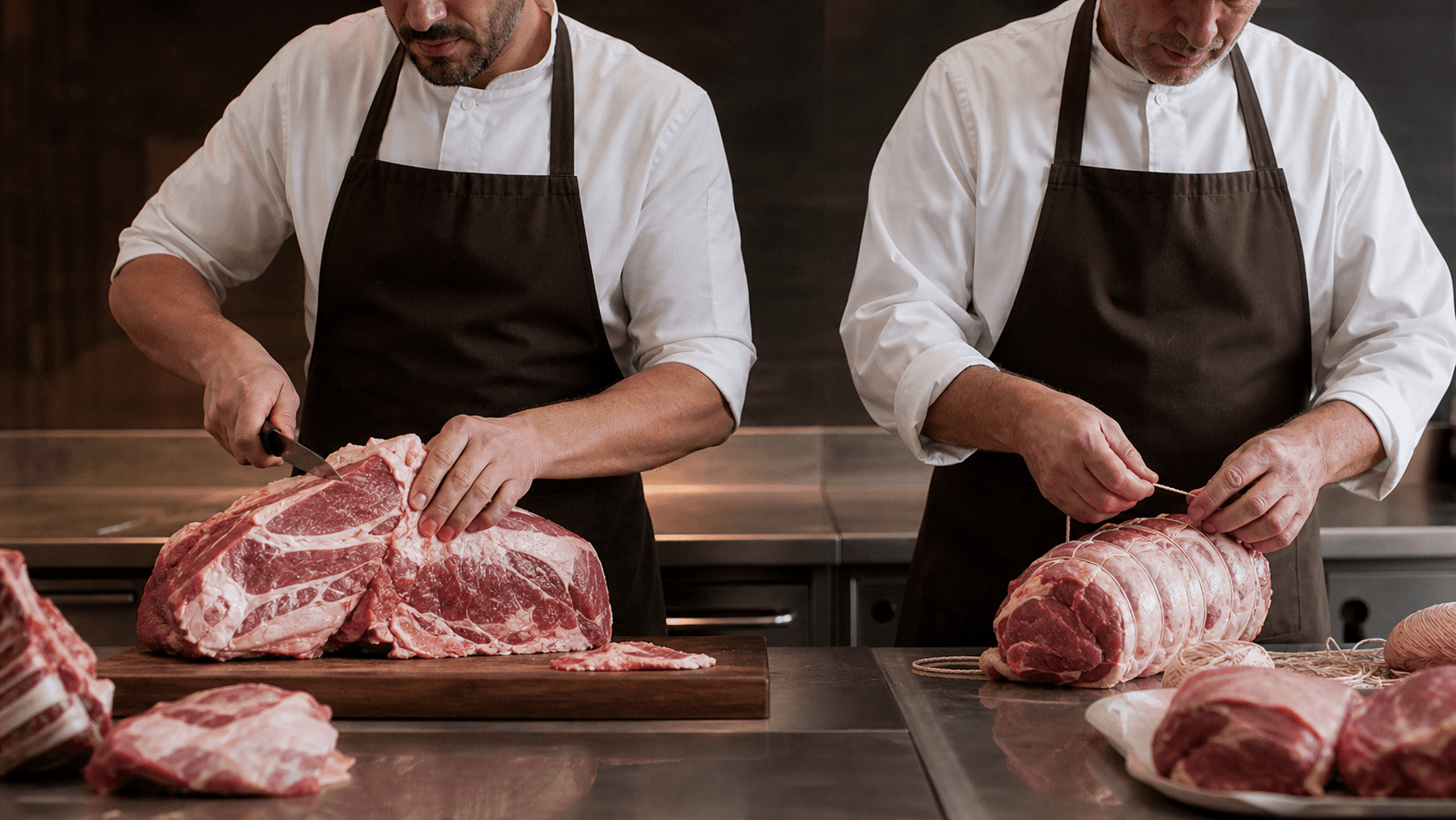 Deux artisans bouchers préparant la viande chez Günay